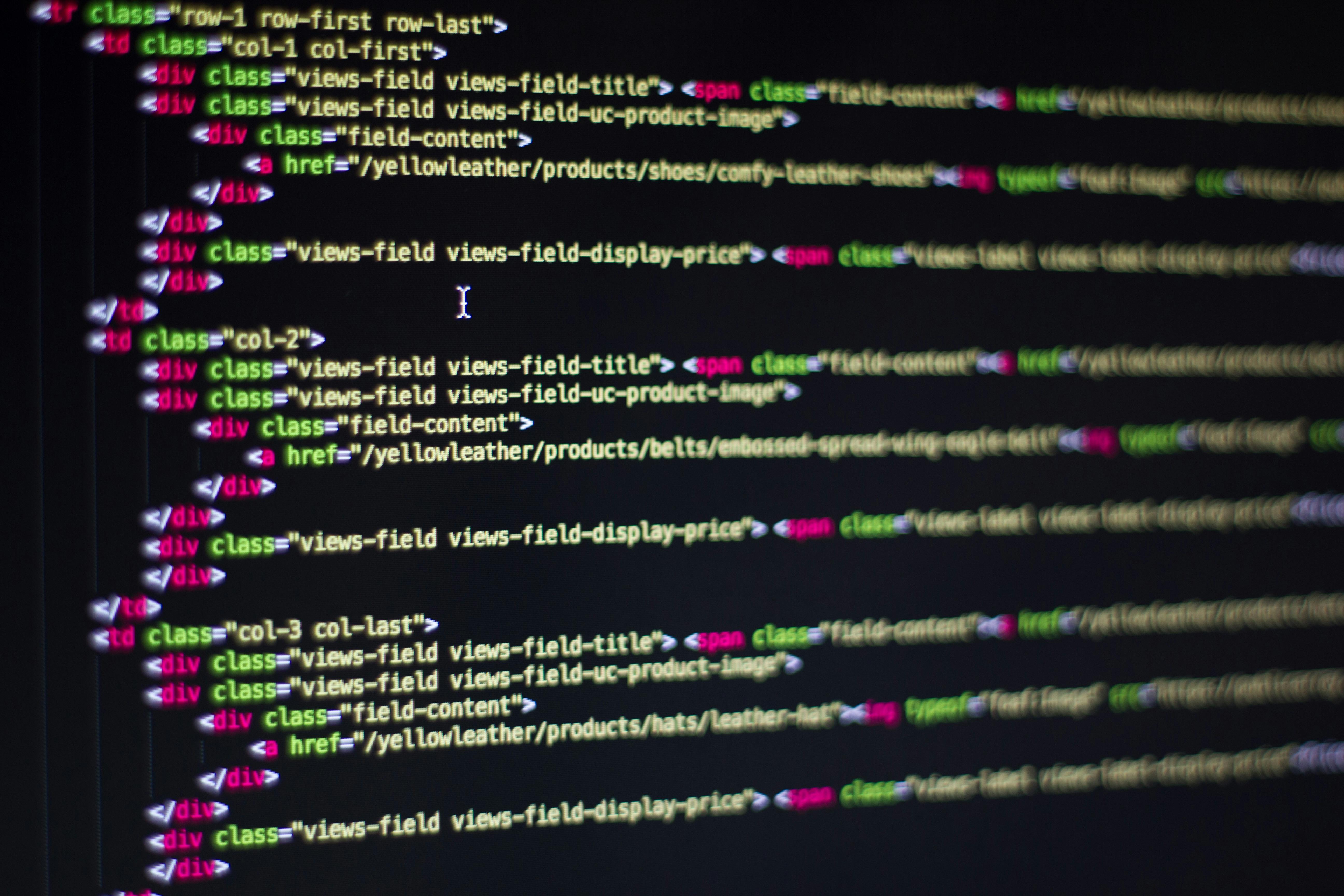 Das Bild zeigt Quellcodes auf einem Monitor. Diese sind gelb, rot und grün. (Quelle: Pexels) Das Bild zeigt Quellcodes auf einem Monitor. Diese sind gelb, rot und grün.